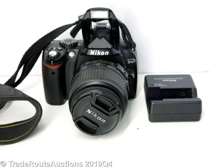 NIKON D40 Professional Digital SLR camera body + NIKKOR 18-55MM LENS KIT