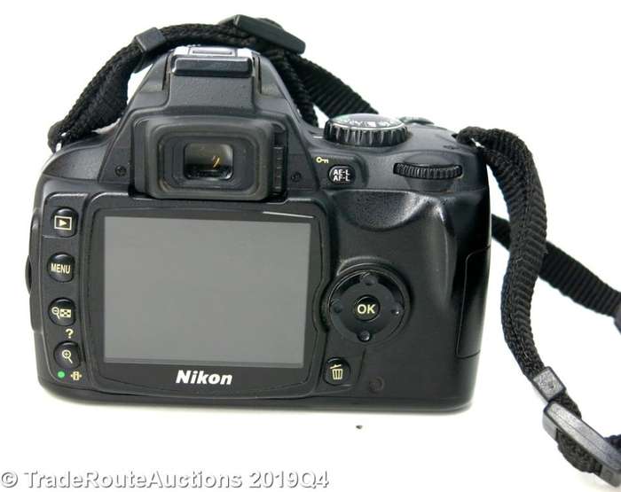 NIKON D40 Professional Digital SLR camera body + NIKKOR 18-55MM LENS KIT