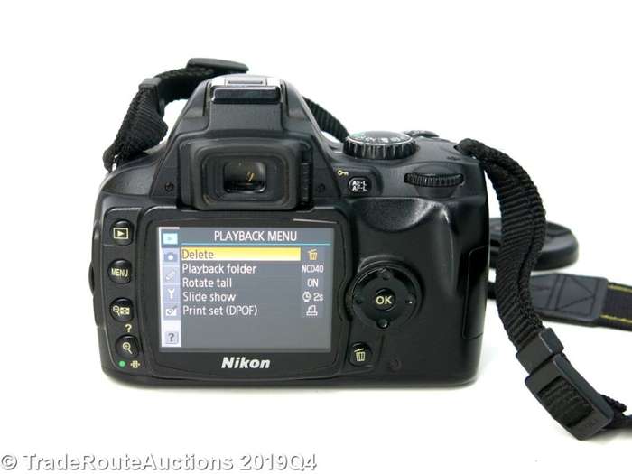NIKON D40 Professional Digital SLR camera body + NIKKOR 18-55MM LENS KIT