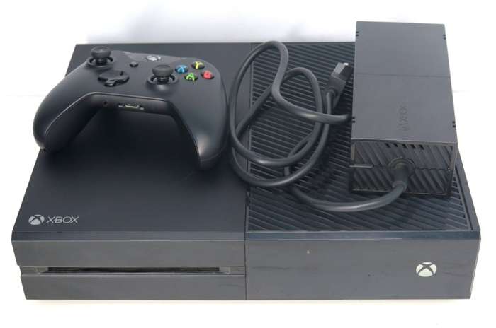 Microsoft Xbox One 1TB Model 1540 Gaming Console + 1 Controller