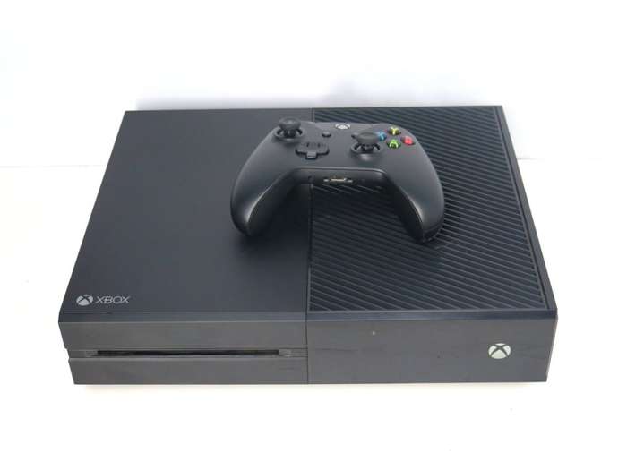 Microsoft Xbox One 1TB Model 1540 Gaming Console + 1 Controller