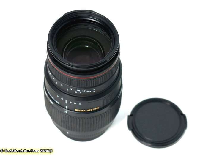 SIGMA APO DG 70-300mm Telephoto Zoom Lens for NIKON DIGITAL SLR CAMERAS