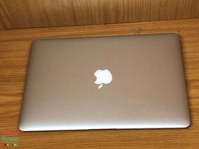 Apple MacBook Air 13.3-inch | Core i5 1.4GHz | 4GB RAM | 256GB SSD FLASH  **  EARLY 2014 ***