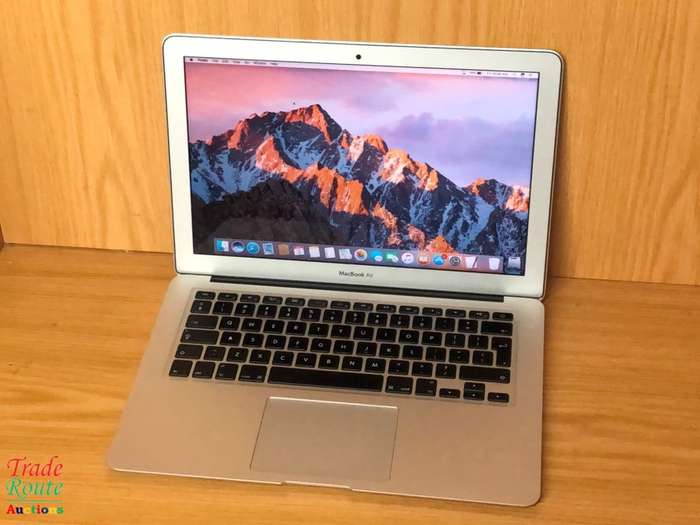 Apple MacBook Air 13.3-inch | Core i5 1.4GHz | 4GB RAM | 256GB SSD FLASH  **  EARLY 2014 ***