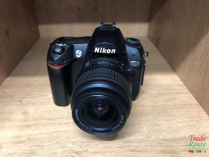 Nikon D70 Digital SLR Camera Kit with 18-55mm Nikkor Professional camera