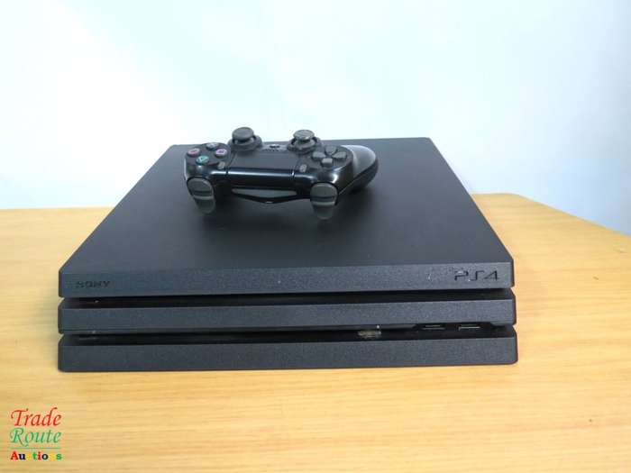 Sony Playstation 4 Console Pro 1TB [CUH-7216b] PS4 PRO + 1 Wireless Controller