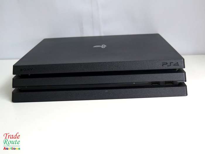 Sony Playstation 4 Console Pro 1TB [CUH-7216b] PS4 PRO + 1 Wireless Controller