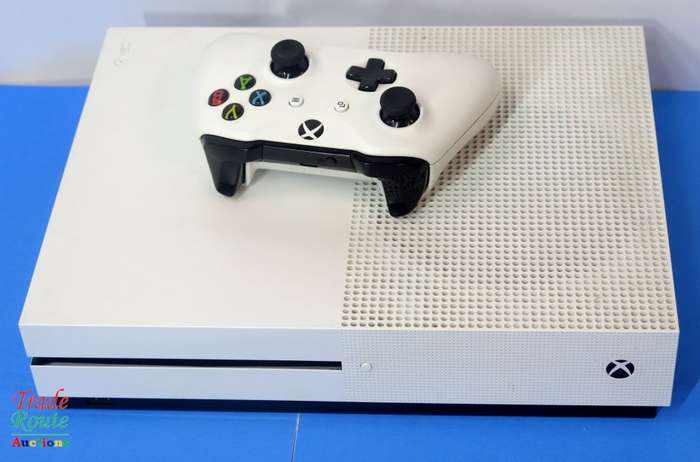 XBOX One S Console (WHITE) Model 1681 1TB + 1 Controller (WHITE)