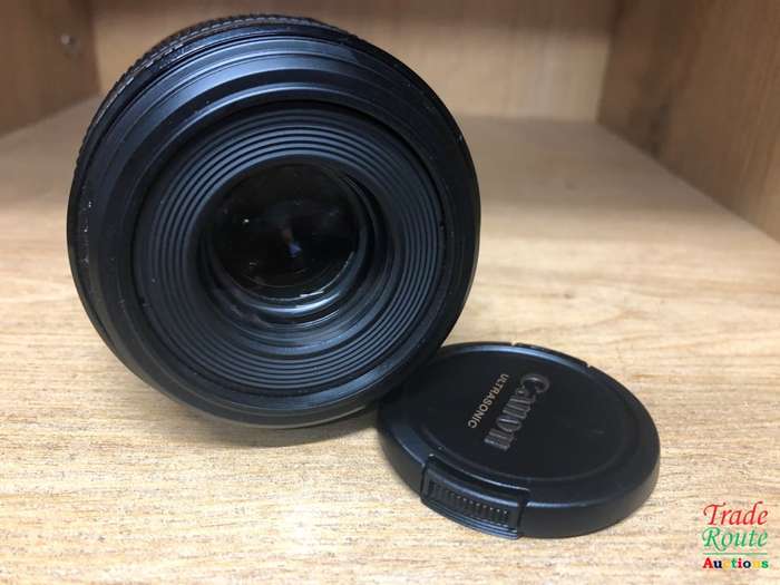 Canon EF-S 60mm f/2.8 USM Lens for Canon DSLR CAMERAS