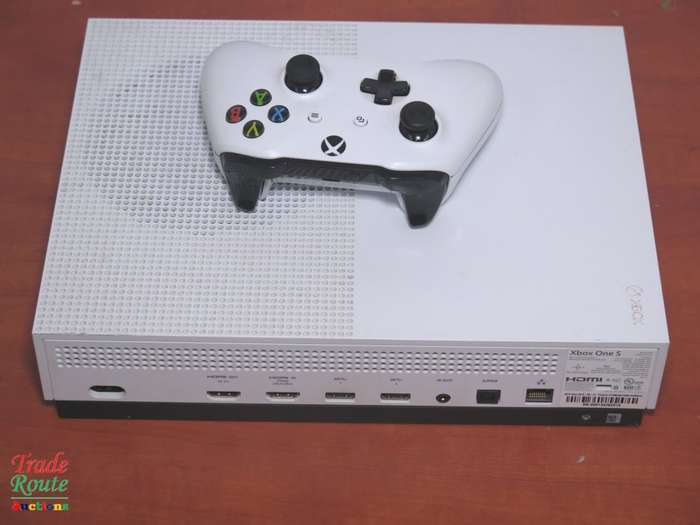 XBOX One S Console (WHITE) Model 1681 1TB + 1 Controller