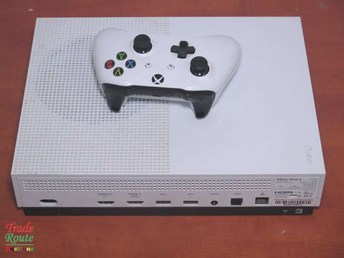 XBOX One S Console (WHITE) Model 1681 1TB + 1 Controller