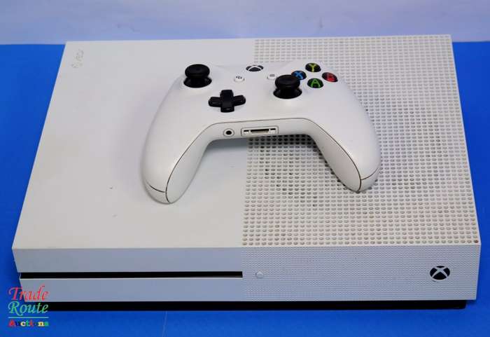 XBOX One S Console (WHITE) Model 1681 1TB + 1 Controller