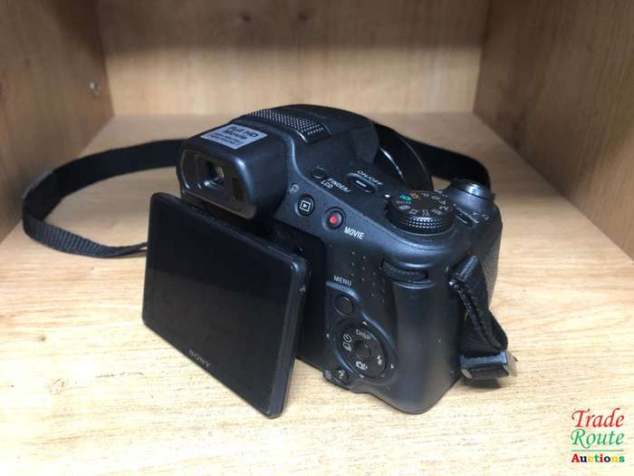 Sony Cyber-shot DSC-HX200V 18.2 MP Exmor R CMOS Digital Camera with 30x Optical Zoom