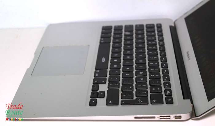 MacBook Air 13.3-inch | Core i5 1.6GHz | 4GB DDR3 RAM | 128GB SSD FLASH  **  EARLY 2015 ***