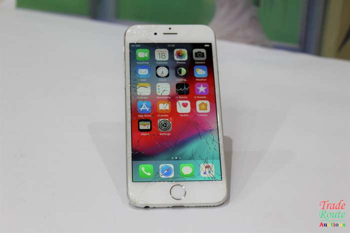 64GB APPLE IPHONE 6  - Cracked Outer Glass - Phone works fine