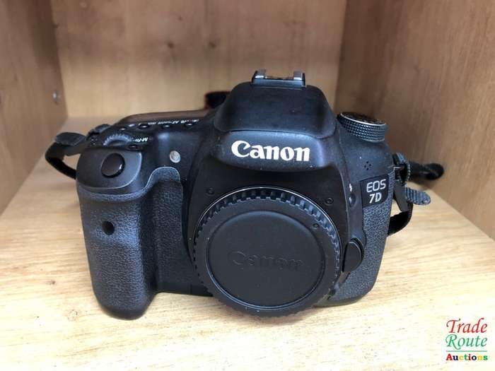Canon 7D 18MP PROFESSIONAL Digital SLR Camera (BODY) - 18 Megapixels
