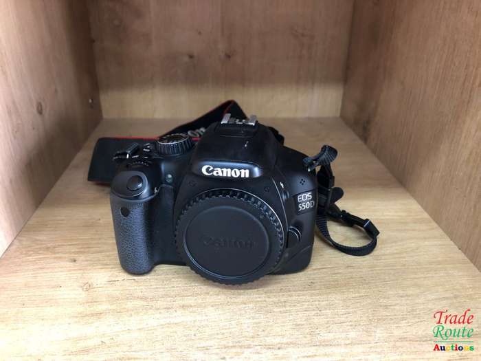 CANON EOS 550D DIGITAL SLR CAMERA (BODY ONLY) - well used - Rubber grip loose