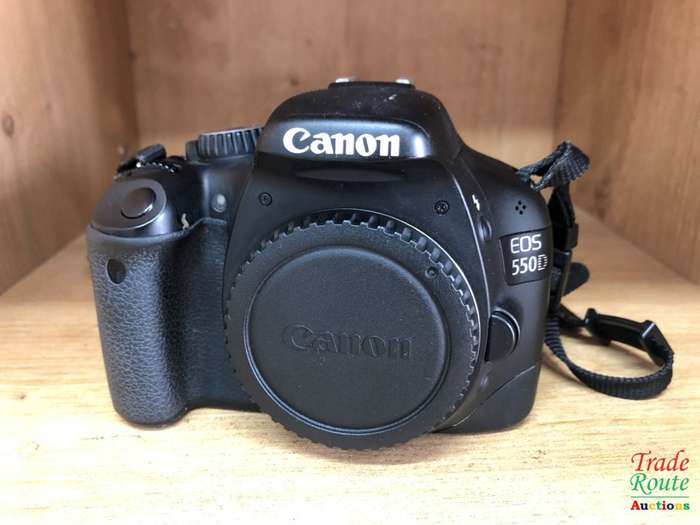 CANON EOS 550D DIGITAL SLR CAMERA (BODY ONLY) - well used - Rubber grip loose
