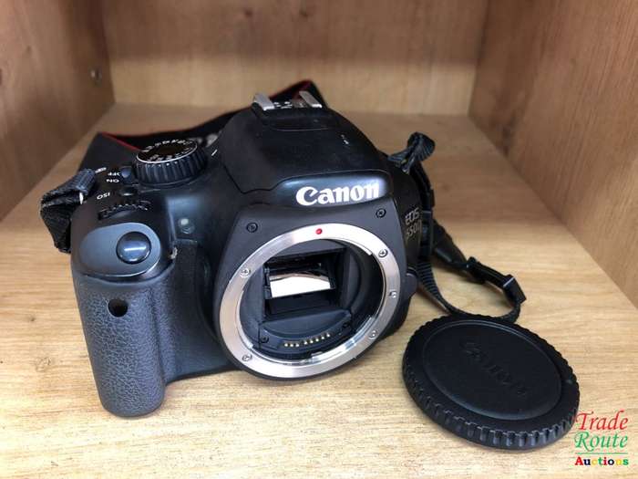 CANON EOS 550D DIGITAL SLR CAMERA (BODY ONLY) - well used - Rubber grip loose