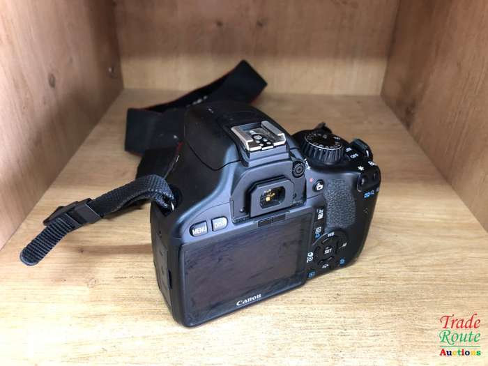 CANON EOS 550D DIGITAL SLR CAMERA (BODY ONLY) - well used - Rubber grip loose