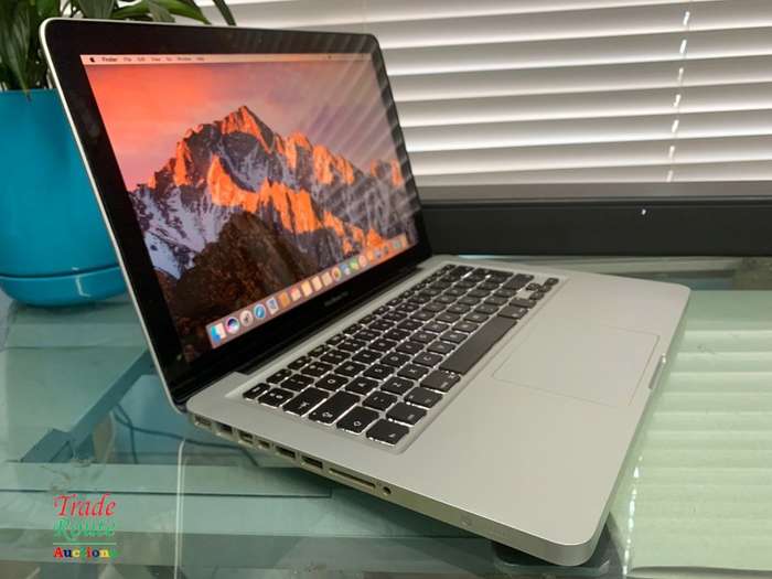 MacBook Pro 13.3-inch | Core i5 2.4GHz | 4GB RAM | 240GB SSD - Apple Laptop