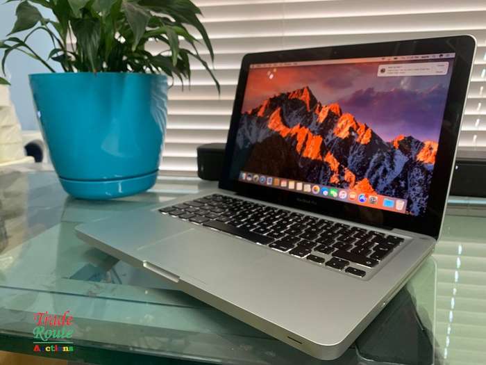 MacBook Pro 13.3-inch | Core i5 2.4GHz | 4GB RAM | 240GB SSD - Apple Laptop