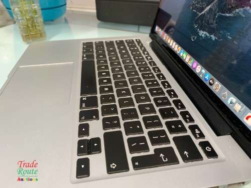 Apple MacBook Pro 13.3-inch  | Core i5 2.4GHz | 8GB RAM | 256GB SSD  ** RETINA DISPLAY * LATE 2013