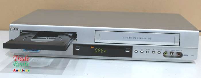 DVD PLAYER VIDEO CASSETTE RECORDER V161 LG DVD/VCR combo V161 - Please Read
