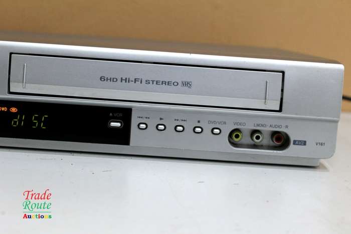 DVD PLAYER VIDEO CASSETTE RECORDER V161 LG DVD/VCR combo V161 - Please Read