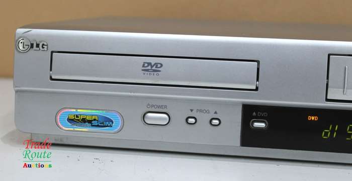 DVD PLAYER VIDEO CASSETTE RECORDER V161 LG DVD/VCR combo V161 - Please Read