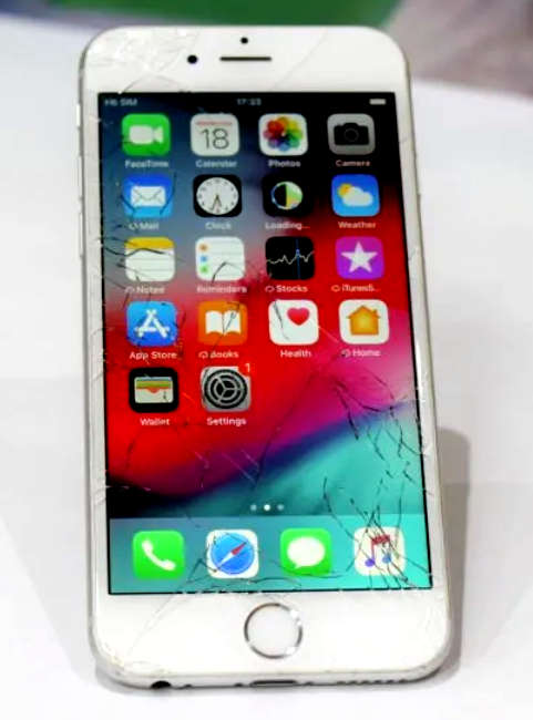64GB APPLE IPHONE 6  - Cracked Outer Glass - Phone works fine