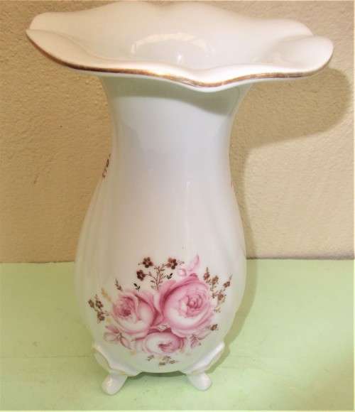 BEAUTIFUL WEIMAR PORCELAIN VASE STANDING ON FOUR FEET
