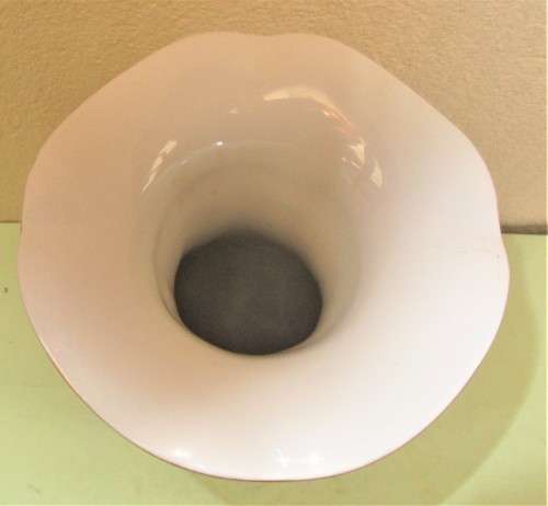BEAUTIFUL WEIMAR PORCELAIN VASE STANDING ON FOUR FEET