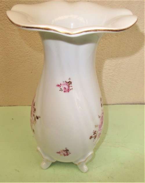 BEAUTIFUL WEIMAR PORCELAIN VASE STANDING ON FOUR FEET