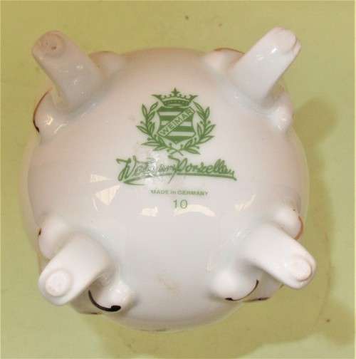 BEAUTIFUL WEIMAR PORCELAIN VASE STANDING ON FOUR FEET
