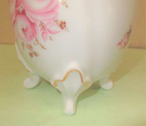 BEAUTIFUL WEIMAR PORCELAIN VASE STANDING ON FOUR FEET