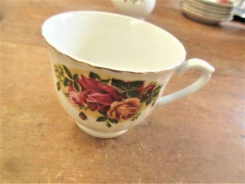 SET OF SEVEN ROYAL CHINA CUPS AND SAUCERS AND A MILK JUG