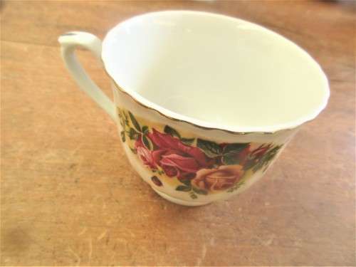 SET OF SEVEN ROYAL CHINA CUPS AND SAUCERS AND A MILK JUG