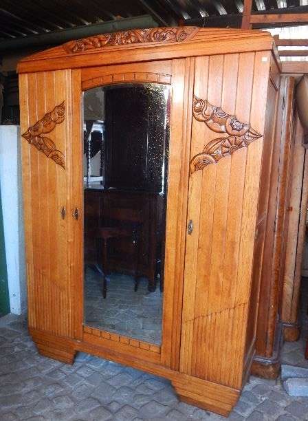 A LARGE OAK ART DECO 3 DOOR WARDROBE CIRCA 1930