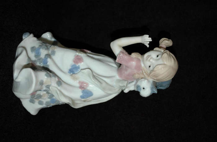 **** PORCELAIN FIGURINE - BEAUTIFUL!!! - GIRL WITH CAT ON SHOULDERS ***