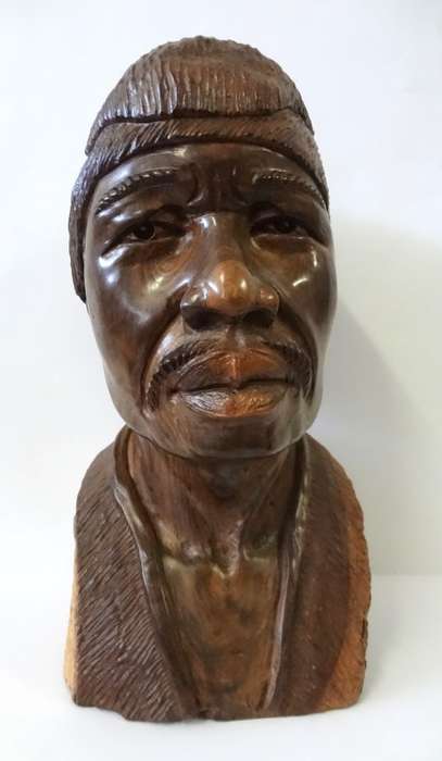 darios chikumbirike wood  sculpture