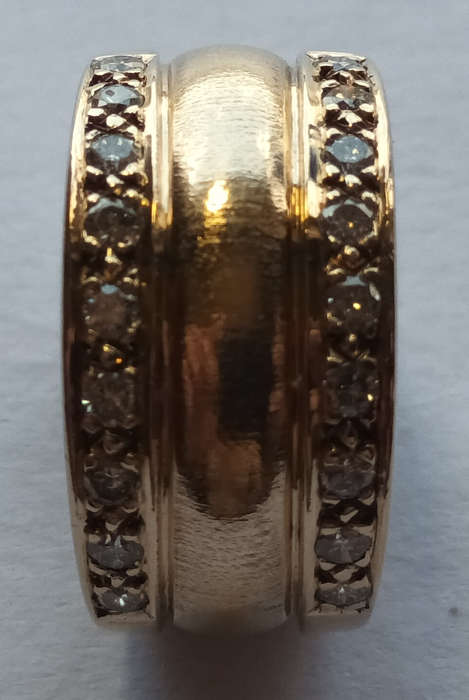 9ct gold ring with 18 round faceted diamonds