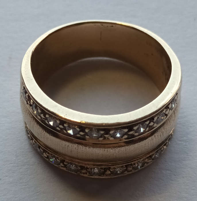 9ct gold ring with 18 round faceted diamonds