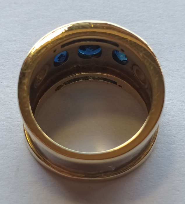18ct yellow & white gold ring with sapphires & diamonds
