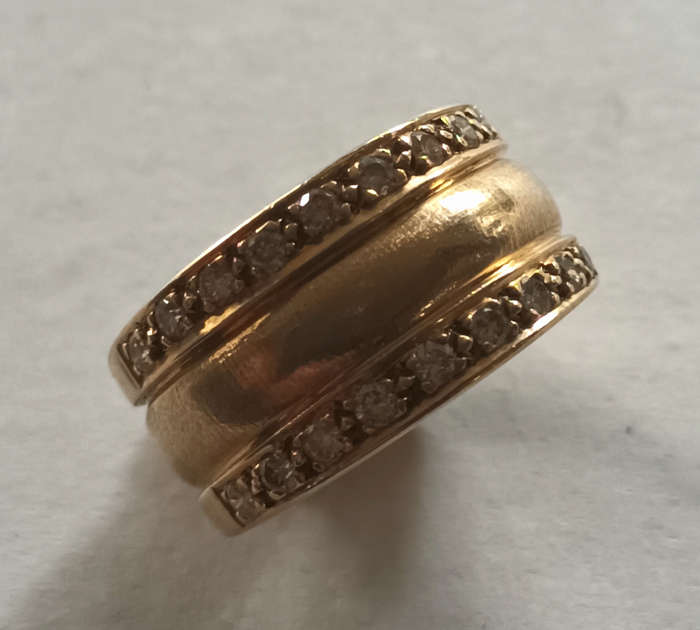 9ct gold ring with 18 round faceted diamonds