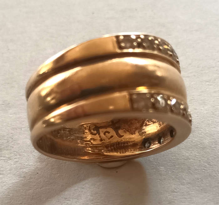 9ct gold ring with 18 round faceted diamonds