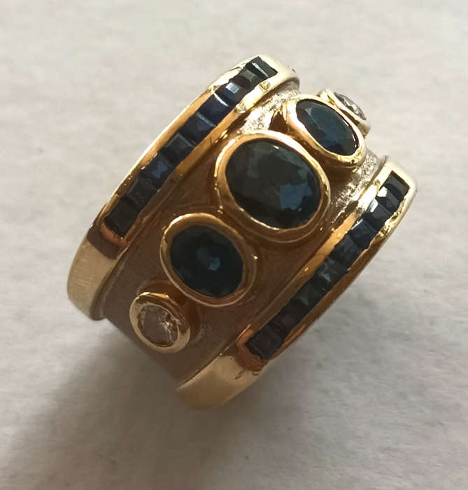 18ct yellow & white gold ring with sapphires & diamonds
