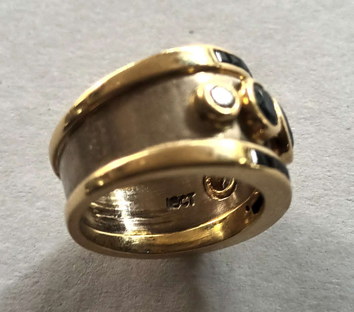 18ct yellow & white gold ring with sapphires & diamonds