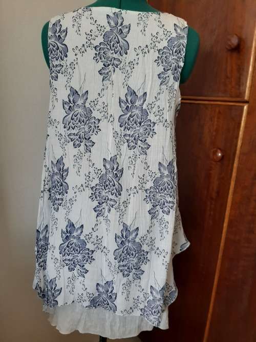 STUNNING DOUBLE LAYER TOP SIZE LARGE