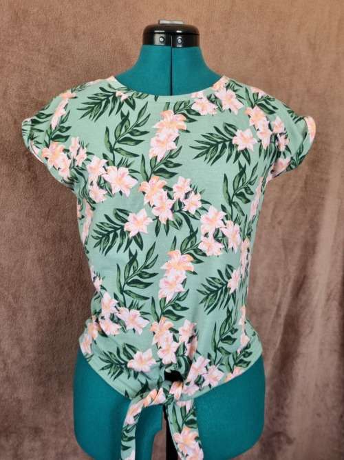 TIE KNOT FRONT T-SHIRT SIZE XS/S